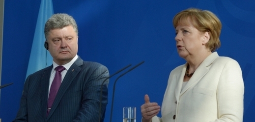 Porošenko s Merkelovou na počátku června v Berlíně.