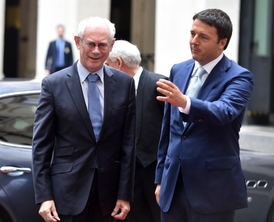 Vzal bych to tudy... Renzi (vpravo) s předsedou Evropské rady Hermanem van Rompuyem.