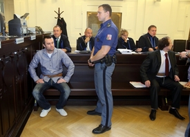 Šváb v pondělí u soudu trval na své nevinně.