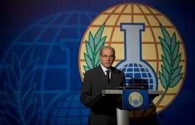 Šéf OPCW Ahmet Üzümcü při tiskové konferenci při příležitosti ocenění OPCW Nobelovou cenou míru.