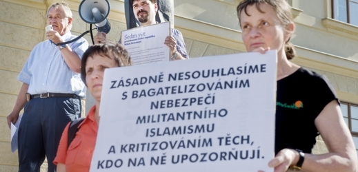 Asi desítka lidí v pondělí u sochy prvního československého prezidenta T.G. Masaryka na Hradčanském náměstí protestovala proti "militantnímu islamismu".