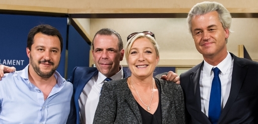 Marine Le Penová s Geertem Wildersem (vpravo), federálním sekretářem italské Ligy severu Matteem Salvinim (vlevo) a sekretářem rakouských Svobodných Haraldem Vilimským.