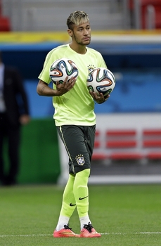 Míč pro letošní šampionát si oblíbila i domácí hvězda Neymar.