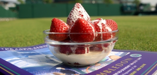 Jahody se smetanou k Wimbledonu prostě patří.
