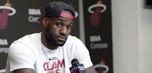 Basketbalista LeBron James možná skončí v týmu Miami.