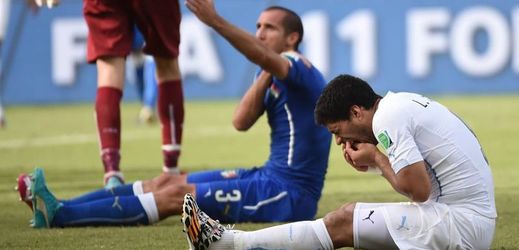 Uruguayec "kanibal" Suaréz opět kousl protihráče. 