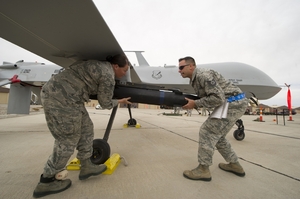 Američtí vojáci vyzbrojují bezpilotní letoun.