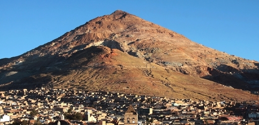 Potosí s horou Cerro Rico v pozadí.