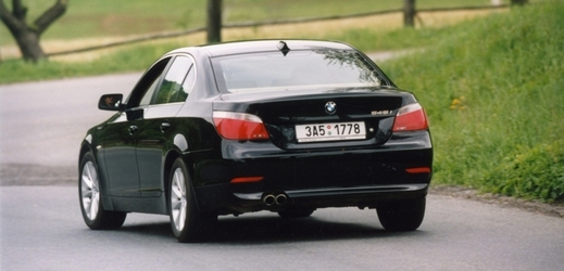 Úřad si na tři dny bezplatně půjčil vůz BMW 535 v hodnotě 2,4 milionu korun (ilustrační foto).