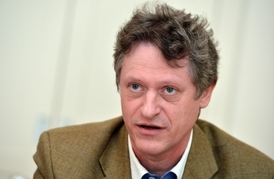 ČSSD navrhuje na eurokomisaře bývalého ministra financí Pavla Mertlíka.