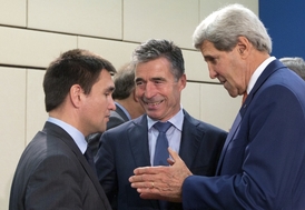 Ukrajinský ministr zahraničí Klimkin (vlevo) s šéfem NATO Rasmussenem (uprostřed) a americkým ministrem zahraničí Kerrym.