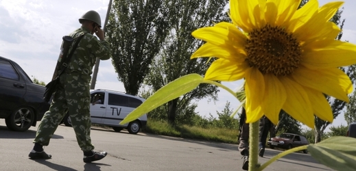 Proruský ozbrojenec střežící kontrolní bod v Kramatorsku.