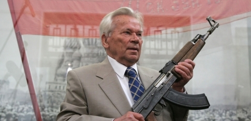 Konstruktér samopalu Michail Kalašnikov s legendárním AK-47.