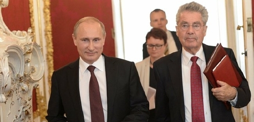 Putin (vlevo) bodoval ve Vídni. Vpravo rakouský prezident Fischer.