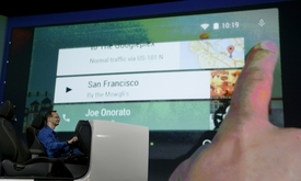 Řidič bude moci díky Android Auto bezpečně posílat zprávy a navigovat.
