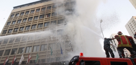 Hasiči v Bejrútu zasahují na místě exploze v hotelu.
