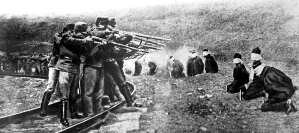 Rakousko-uherští vojáci popravují Srby (1917).