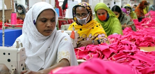 Šičky v Bangladéši. Pracovní podmínky připomínají z evropského pohledu otroctví.