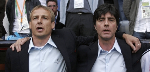 Jürgen Klinsmann a Joachim Löw, dva kamarádi, které fotbalové cesty postavily proti sobě. Dnes ale mohou slavit oba.