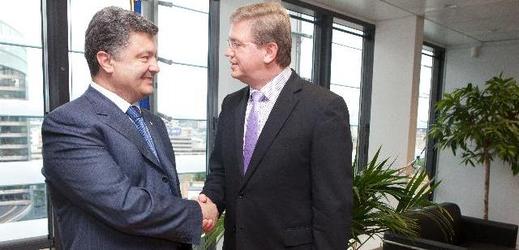 Ukrajinský prezident Porošenko (vlevo) a eurokomisař pro rozšiřování EU Füle. 