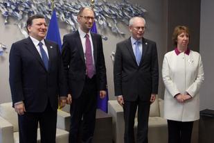 Zleva šéf EK Barroso, ukrajinský premiér Jaceňuk, prezident EU Van Rompuy a šéfka unijní diplomacie Ashtonová.