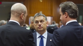 Cameronův poslední spojenec Viktor Orbán. Vlevo je švédský premiér Fredrik Reinfeldt.