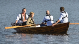 My všichni na jedné lidi jsme? Junckera prosazuje hlavně Angela Merkelová. Předminlý týden na loďce ve Švédsku přemlouvala kromě Camerona i Reinfeldta a nizozemského premiéra Rutteho.