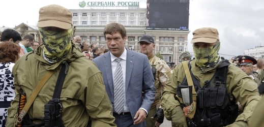 Šéfem svazu se stal bývalý ukrajinský poslanec Oleh Carjov (v kvádru uprostřed).