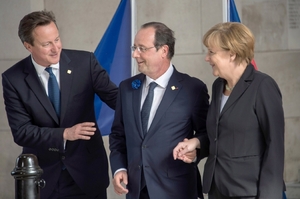 Tři faktičtí vůdcové EU (zleva): Cameron, Hollande a Merkelová.