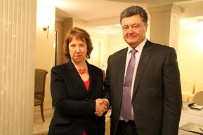 Ukrajinský prezident Poroshenko a šéfka diplomacie EU Ashtonová.