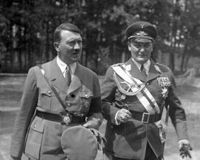 Hitler (vlevo) a Göring.