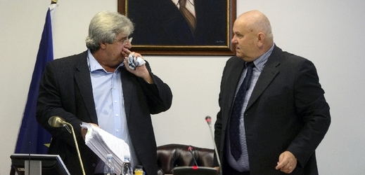 Bývalý středočeský hejtman Josef Řihák (vpravo) a nový hejtman Miloš Petera.