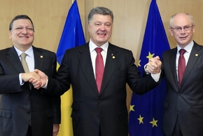 "Svatá" trojice. Barroso, Porošenko a Rompuy.