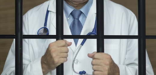 Čínští "lékaři" za mřížemi (ilustrační foto).