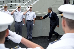 Obama přichází na řenickou tribunu ve West Pointu (květen 2014).