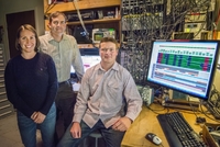 Fyzikové (zleva) Sydney Schrepplerová, Dan Stamper-Kurn a Nicolas Spethmann.