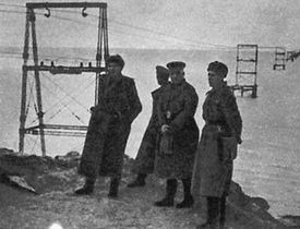 Rudoarmějci u lanové dráhy Němců přes Kerčský průliv.