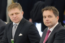 Ministr financí Peter Kažimír (vpravo) a Robert Fico.