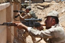 Vládní vojáci se snaží zastavit postup radikálů z Islámského státu v Iráku a Levantě (ISIL).