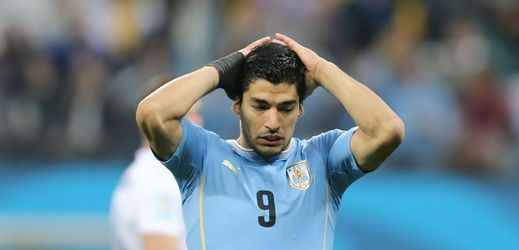 Suárez se hájil u disciplinární komise FIFA tím, že ztratil rovnováhu a na Chielliniho upadl.