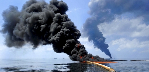 Při explozi na ropné plošině Deepwater Horizon v roce 2010 zahynulo jedenáct lidí a do moře následně uniklo několik milionů barelů ropy.