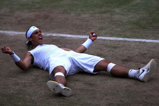 Dvojnásobný vítěz Rafael Nadal ukončil pětileté kralování Rogera Federera a takto se radoval z vítězství v roce 2008.