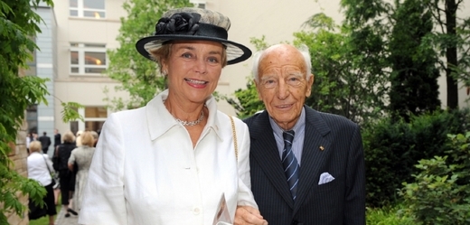 Walter Scheel s manželkou Barbarou na fotografii z roku 2008.