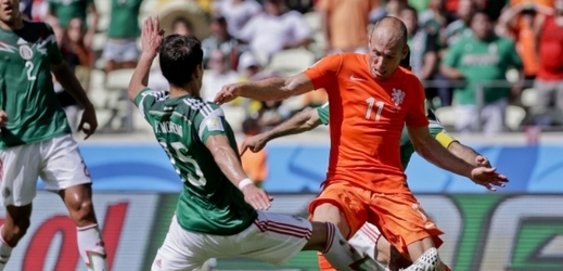 Hvězda Nizozemska Arjen Robben (vlevo) se probíjí mexickou obranou.