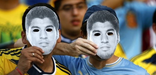 Fanoušci s maskami Luise Suáreze.