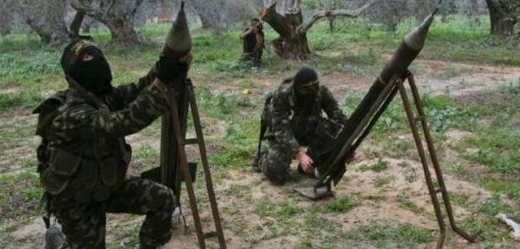 Ozbrojenci v Gaze s podomácku vyrobenými raketami.