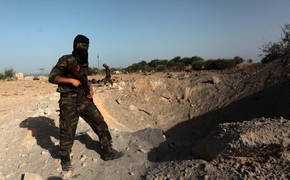 Odveta. Ozbrojenci v Gaze na místě dopadu jedné z izraelských bomb.