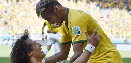 Brazilci David Luiz (vlevo) a Neymar.