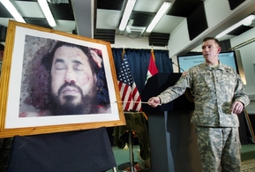 Američané v Iráku představují médiím mrtvého Zarkávího.