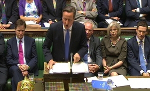 Britský premiér odpovídá na otázky v parlamentu.